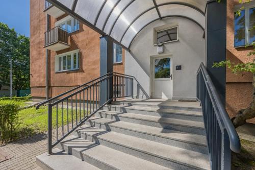 Зовнішній вигляд готелю, Spacious Apartment Close to Warsaw for 5 people by Noclegi Renters in Констанцін-Єзьорна