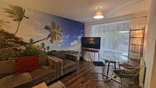 BrumStay - 4 Bedrooms TownHouse sleeps 6 with Driveway Parking and Garden