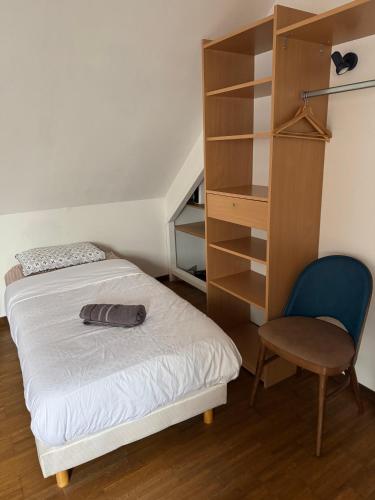 "Rêves de Gamins", Chambre de droite, 4 couchages dans gîte de campagne "La Camusière", proche du Pôle Européen et du circuit des 24h 3