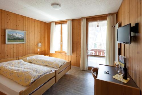 Hotel Edelweiss Wengen Room Type - Double Room with Balcony Hotel Edelweiss Wengen Room Type - Double Room with Balcony