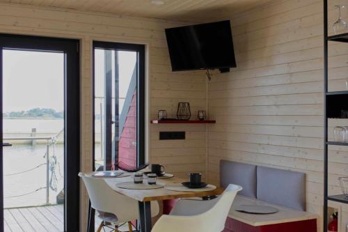 Inselblume 86 - Luxus-Hausboot am Yachthafen Burgstaaken – khách sạn tại Sudstrandpromenade