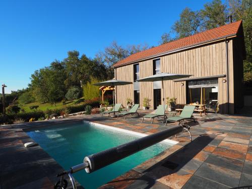 Peldbaseins, Maison typique du Périgord, séchoir à tabac avec piscine chauffée (Maison typique du Perigord, sechoir a tabac avec piscine chauffee) in Marnac