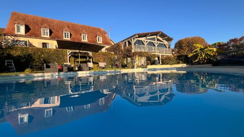 Location g�te, chambres d'hotes H&ocirc;tel Bien-&Ecirc;tre Aux Cypr&egrave;s de Marquay dans le d�partement Dordogne 24