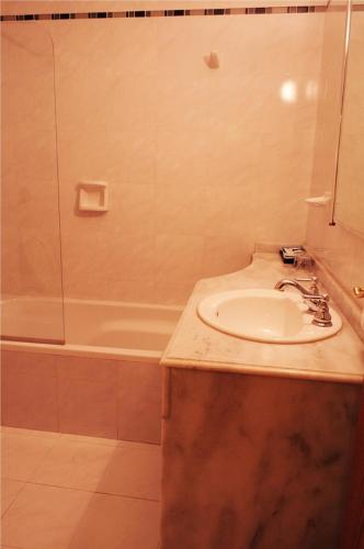 Superior Triple Room image 5