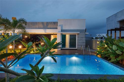 The Garden Escape by StayJadePrivate PoolLawns