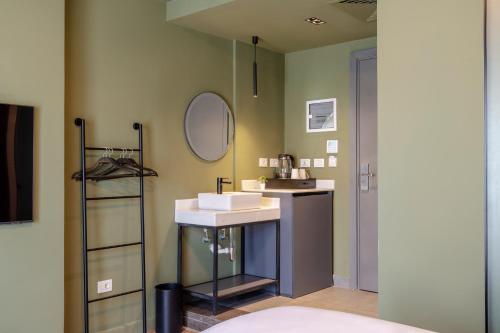 Grey l studio apartments Downtown Cairo Ouzonian House Room Type - King Room with Balcony