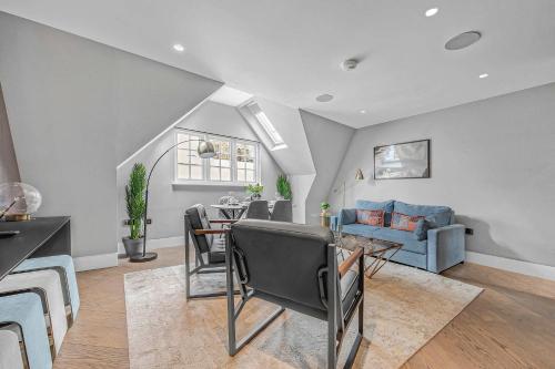 Luxury 1-Bed Penthouse with AC & Terrace, Soho, London