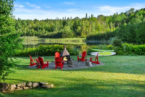 Lake - Spa - Pool Table - Chalet Ookpik in Mansonville (QC)
