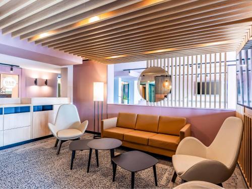 Фойє, B&B Hotel Erlangen in Ерланген