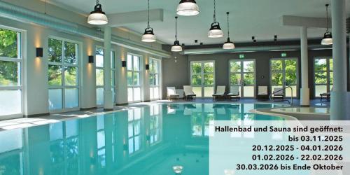 Reetdachhäuser im Feriendorf am Bakenberg in Dranske, Deutschland