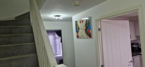 Solid Mirror Home Milton Keynes in قرب المركز