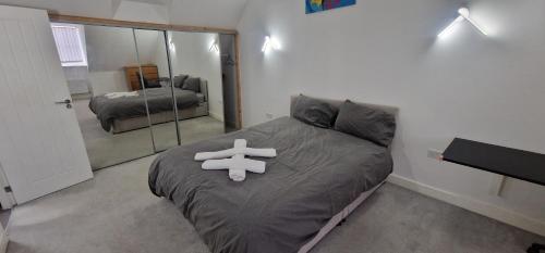 Solid Mirror Home Milton Keynes in قرب المركز