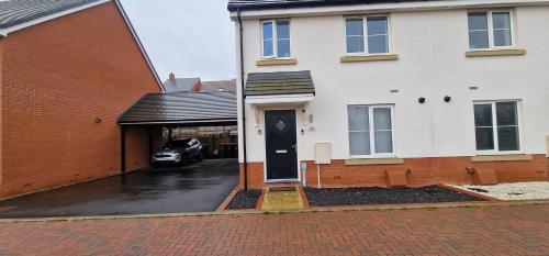 Solid Mirror Home Milton Keynes in قرب المركز