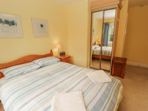 Flat 17 Greta Grove - image 2