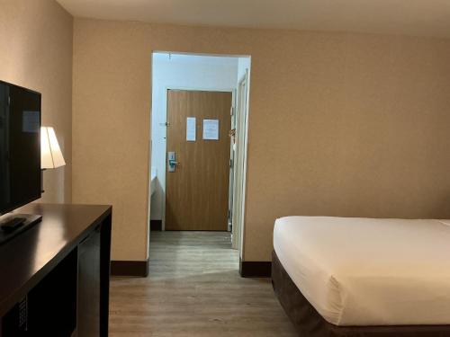 Econo Lodge Arena - image 10