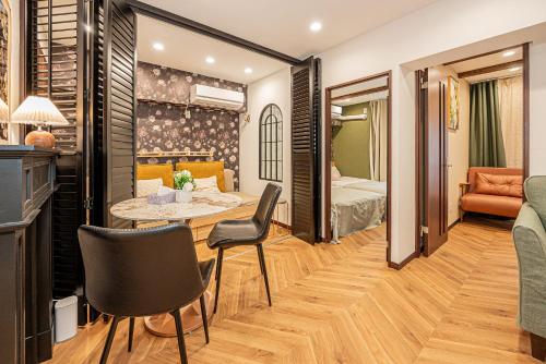 Within easy reach of Shinjuku bustling district 4 minutes walk from nearest station 2 room apartment with lift Suitable for families and groups