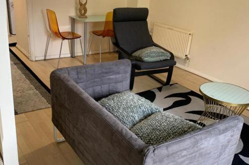 Charming 2-Bed House in London - image 9