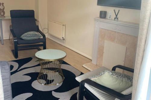 Charming 2-Bed House in London - image 8