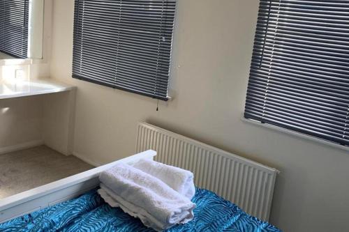 Charming 2-Bed House in London - image 13