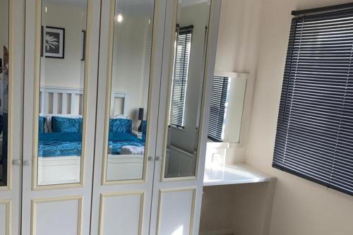 Charming 2-Bed House in London - image 3