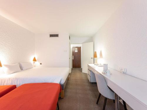 1 double bed, 2 twin beds