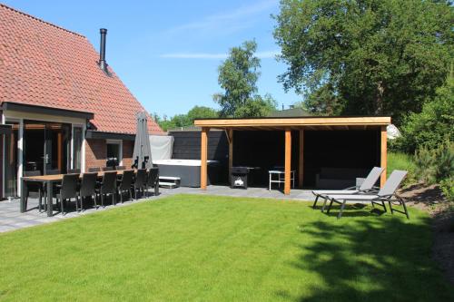 Familiehuis de Rheezermaten met Jacuzzi in Rheeze