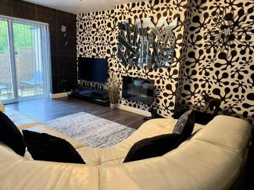 Stylish 3-Bed Family Pet-Friendly Home with Garden photo 2