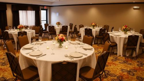 ห้องประชุม / บอลรูม, Holiday Inn Express & Suites La Vale/Cumberland By IHG in ลาวาล (แมรีแลนด์)