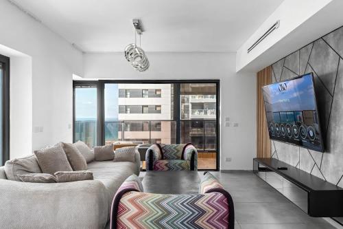O&O Group-Charming 4BR APT with Stellar Sea View