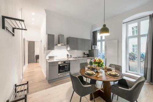 The Lohmeyerstr III, lovely 2 BR, group & family friendly, 2- 4 Guests 1