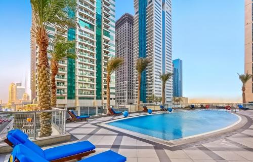 Luxury High-Floor 2BR with Stunning Sea View, Pool & Gym Access - Dubai Marina, Dubai