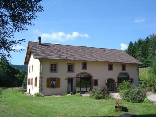 Grande Ferme Rénovée avec Jardin, Terrasse et Sentiers à Proximité - Vosges - FR-1-589-232