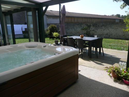 . Maison de Charme avec Spa et Véranda - Proche Thermes de Vittel et Cité des Images - FR-1-589-252