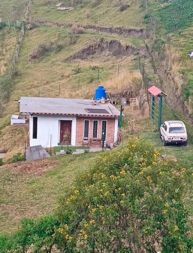 Casa de campo sendero al Ruco Pichincha in เบลิซาริโอ เกเบโด