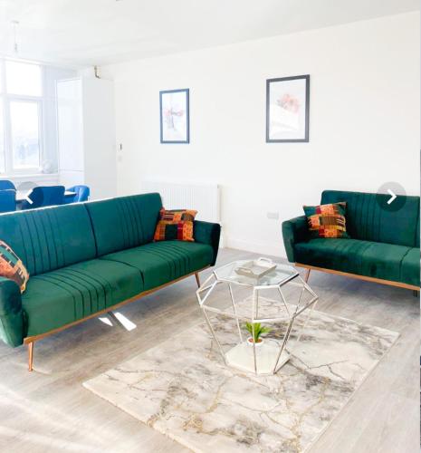 The Felix Apartments - 3 Bedrooms - FREE Parking - Close to train station in ﻿弗利特威克