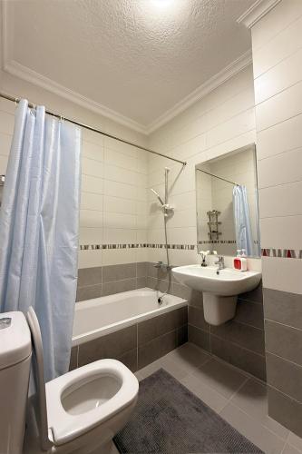 Family Comfort 3BR with Balcony - image 10