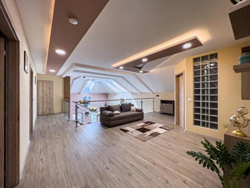 Fehér Akác Wellness Vendégház (Feher Akac Wellness Vendeghaz) in นีราดอนี