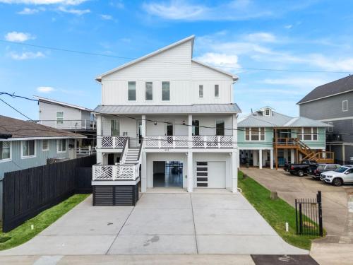 Brand new bayfront home, gorgeous pool in Kemah (TX)