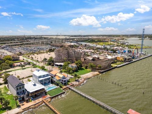 Brand new bayfront home, gorgeous pool in Kemah (TX)