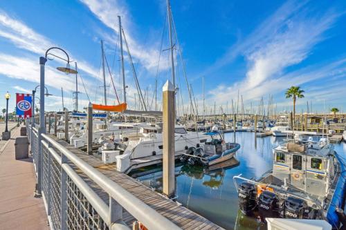 Brand new bayfront home, gorgeous pool in Kemah (TX)