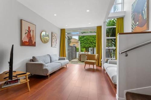 QV Stays Modern Spacious Multi-Level Townhouse – khách sạn tại Khu Ngoại Ô Phía Tây