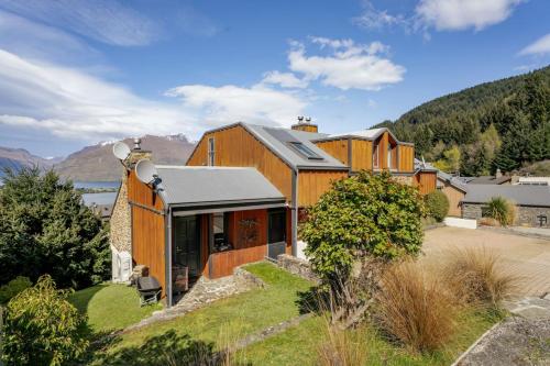 Lakeview Alpine Villa - Great Views Close to Town - main image