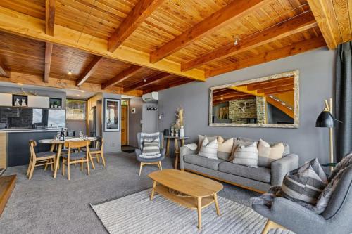 Lakeview Alpine Villa - Great Views Close to Town - image 12