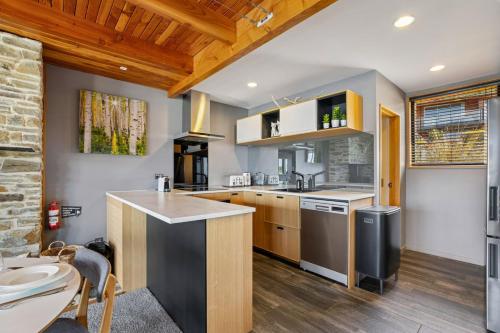 Lakeview Alpine Villa - Great Views Close to Town - image 7