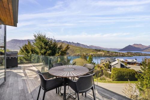 Lakeview Alpine Villa - Great Views Close to Town - image 8