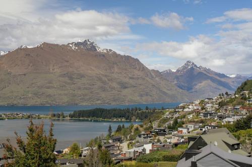 Lakeview Alpine Villa - Great Views Close to Town - image 9