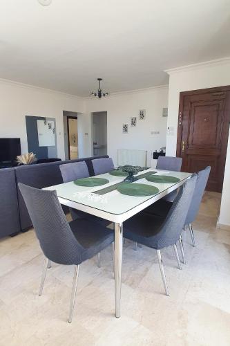 Family Comfort 3BR with Balcony - image 6