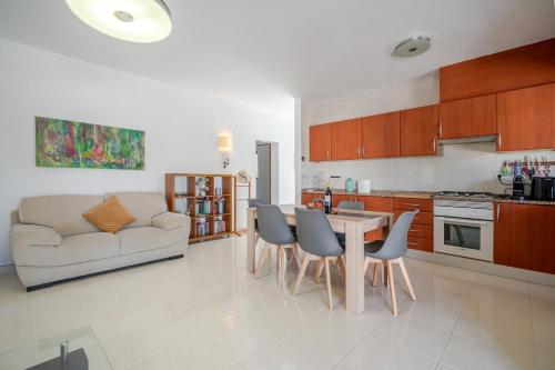 ELI - Villa com 2 casas independentes - HolidaysPT, Quelfes (zdjęcie 8)