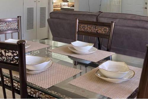 Sleeps 4 with Free Parking 15-min to Beach in Discovery Bay