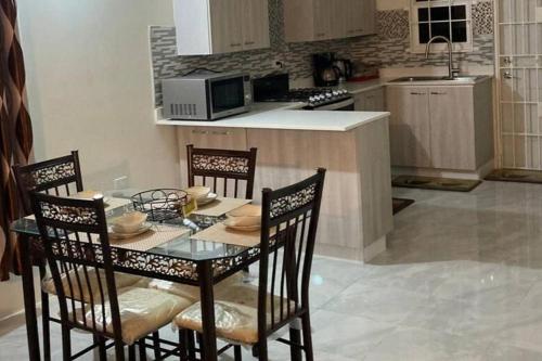 Sleeps 4 with Free Parking 15-min to Beach in Discovery Bay